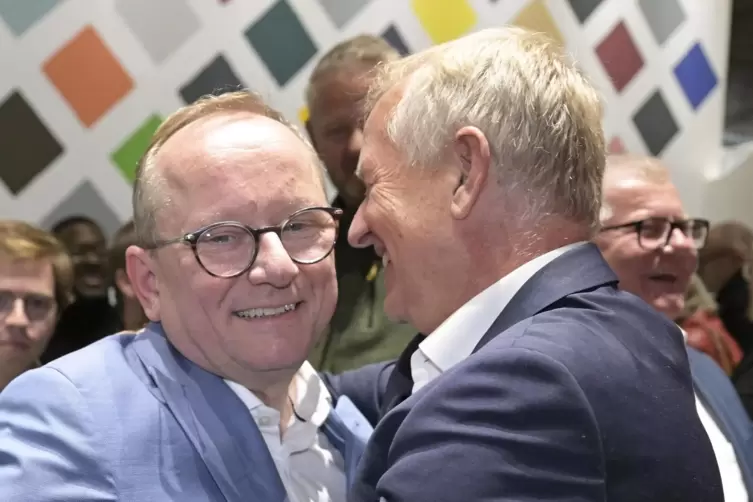 CDU-Fraktionschef Peter Uebel gratuliert Klaus Blettner zu dessen Wahlsieg. 