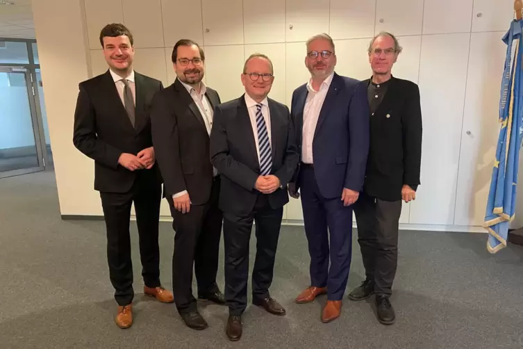 M&auml;nnerquintett, der Stadtvorstand (von links): David Guthier (SPD), Lars Pletscher (CDU), OB Klaus Blettner (CDU), Andreas Schwa