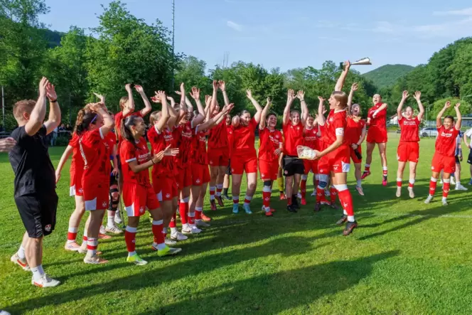 Jubel in Kaulbach-Kreimbach nach dem Sieg im Finale des Westpfalz-Nahe-Pokals gegen die SG VfR Kirn/SC Kirn-Sulzbach. Kapitänin