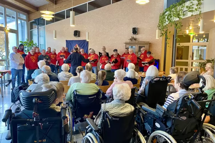 Wenn der 1. Frankenthaler M&auml;nnerchor in Altenheimen zu Gast ist &ndash; hier im Caritas-Altenzentrum Heilig Geist &ndash;, sorgt das oft f&uuml;r
