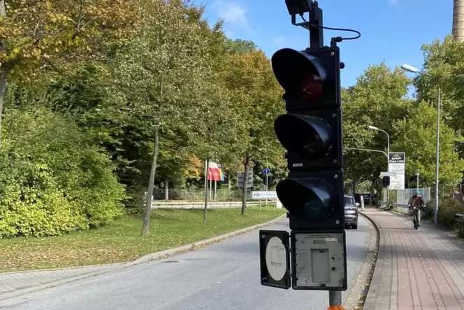 Während der Arbeiten an der Ampel wird der Verkehr mit einer Ampel geregelt.