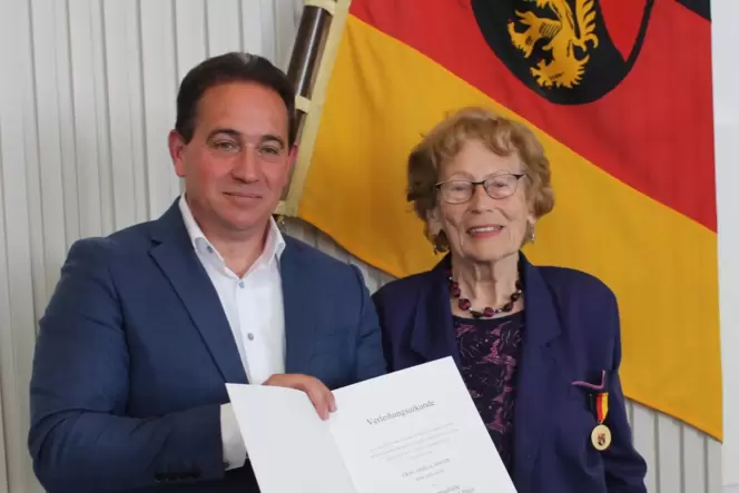 SGD Süd-Präsident Hannes Kopf (links) verlieh Gisela Singer aus Böhl-Iggelheim in Neustadt die Verdienstmedaille des Landes für