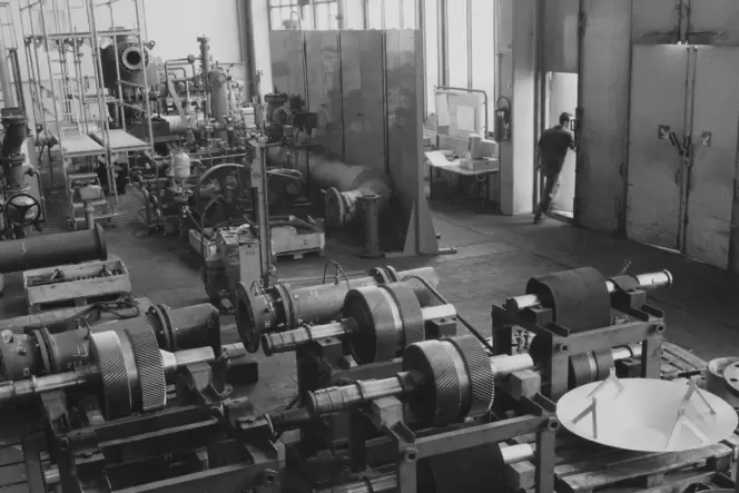 Fotografie von Walter Spagerer: Blick in eine Produktionshalle der KSB am Anfang des 21. Jahrhunderts.