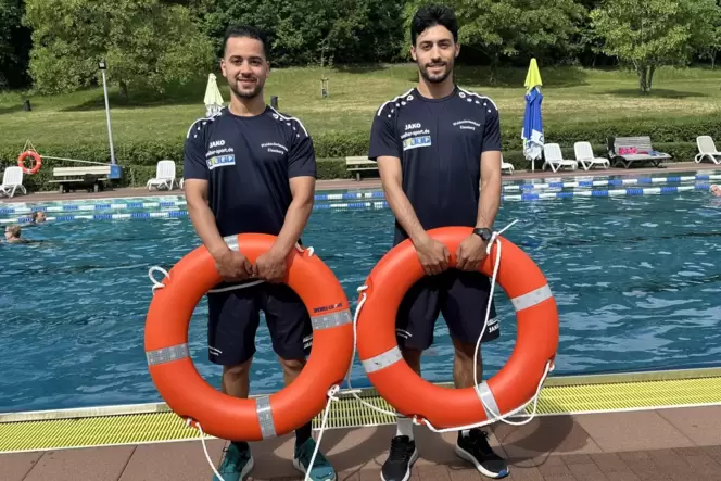 Mohamed Dami (links) und Elmehdi Chahlouni passen im Waldschwimmbad auf die Badegäste auf.