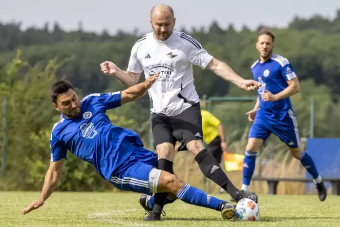 Im vergangenen Jahr qualifizierte sich die Ü32 des SV Enkenbach für die Regionalmeisterschaft. Das Bild zeigt einen Zweikampf zw