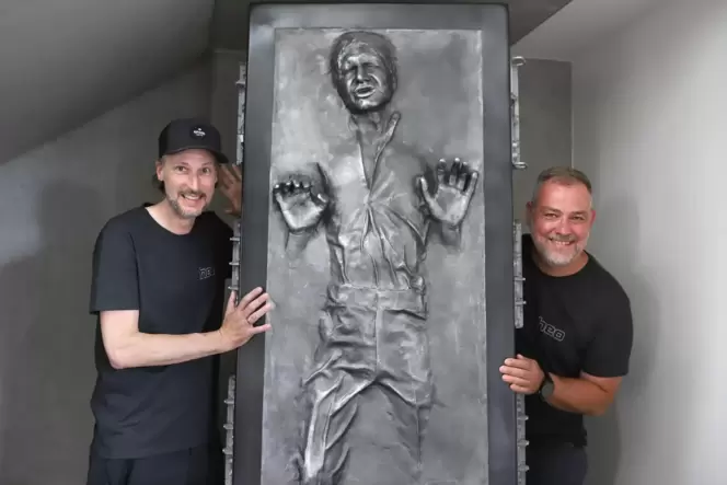 Die Heo-Gründer Christoph Reichelt (links) und Ulrich Dudenhöffer nehmen den Star-Wars-Charakter Han Solo, der im Film "Das Impe