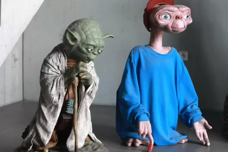 Auch diese beiden Figuren stehen im Heo-Firmengeb&auml;ude: Yoda (links) ist aus dem Star Wars-Universum. Er ist ein m&auml;chtiger und we