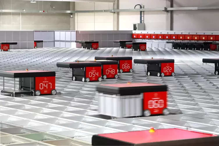 Im Heo-Lager in Herxheim sind viele Roboter unterwegs, die die Waren von A nach B bringen.