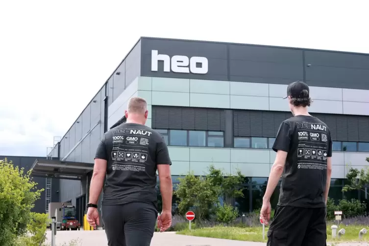 Die Heo-Gr&uuml;nder Christoph Reichelt (rechts) und Ulrich Dudenh&ouml;ffer auf dem Weg ins Herxheimer Firmengeb&auml;ude, das 2019 errichtet 