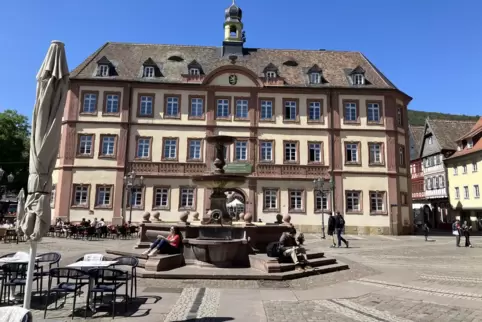 Am frühen Donnerstagmorgen wurden mehrere Tische und Stühle auf dem Marktplatz beschädigt. 
