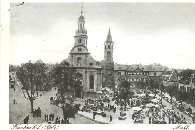 Die Ansichtskarte, datiert 1933, zeigt die Situation an einem Markttag. Die Ansichtskarte, datiert 1933, zeigt die Situation an einem Markttag.