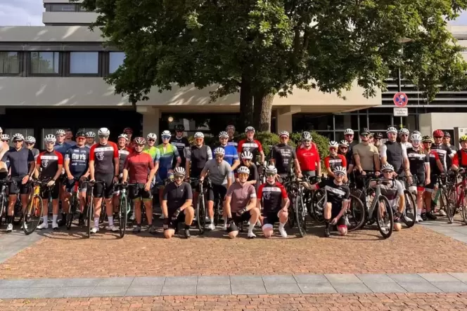 Gruppenbild vor der großen Jubiläumstour der Radsportbegeisterten.