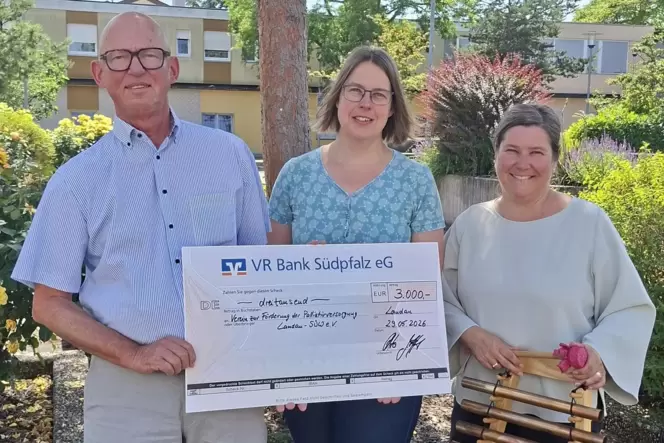 Bei der Spendenübergabe (von links): Otto Löffel, Elisabeth Freitag und Frau Silke Reinhardt.