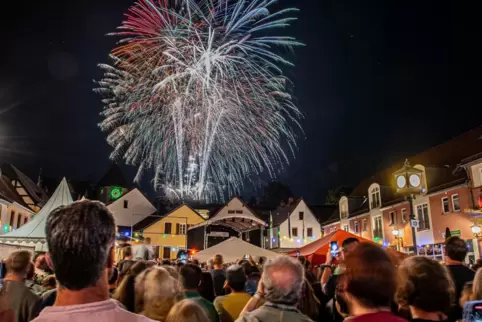 Oft großer Höhepunkt des Residenzfestes in Kibo: das Feuerwerk mit Musik. 