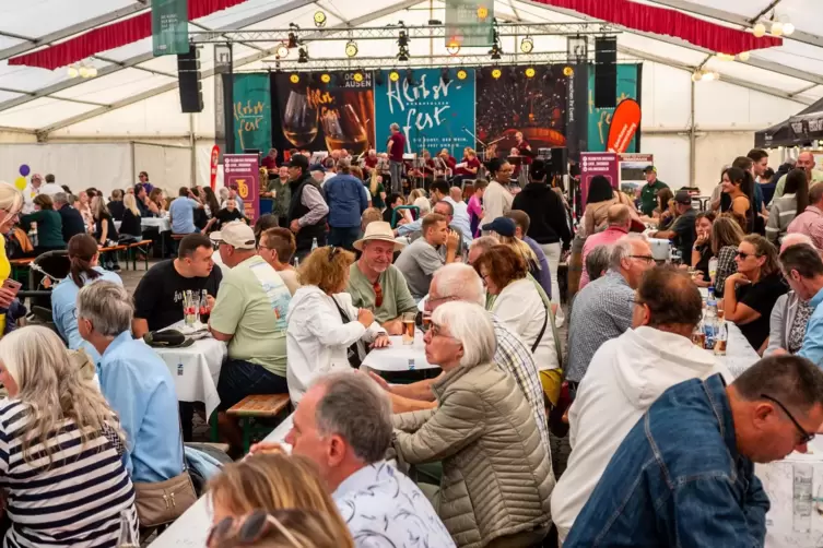 Beim Herbstfest in Rockenhausen ist das Zelt immer voll.