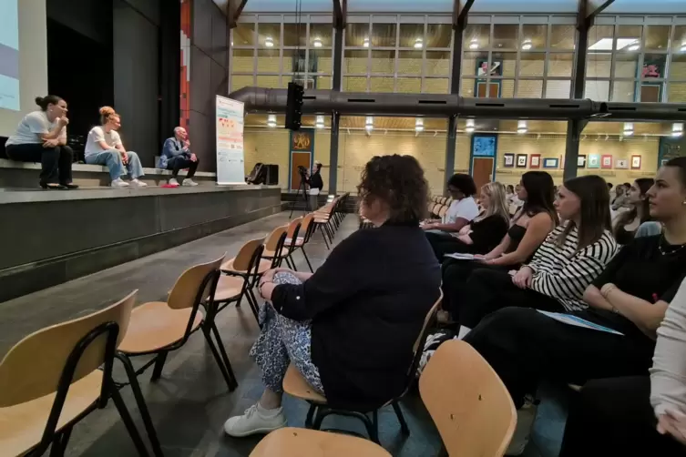 Rund 85 Sch&uuml;ler der elften und zw&ouml;lften Klassen lauschen den Ausf&uuml;hrungen.