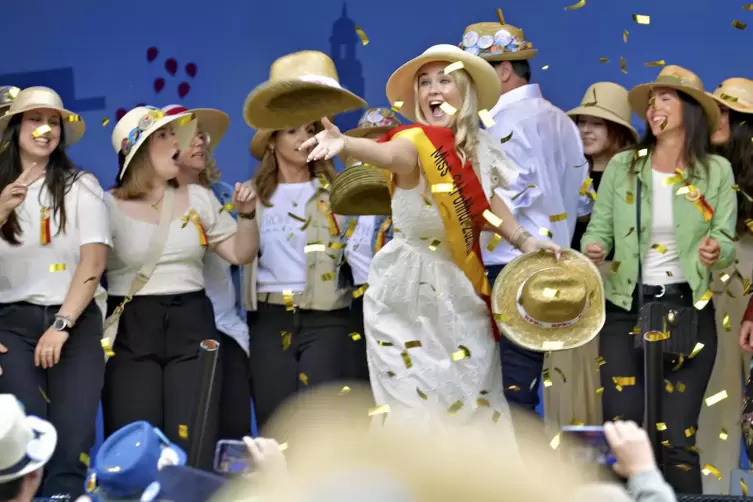 Die neue Miss Strohhut Maja Gruber bei der Er&ouml;ffnung des Strohhutfests. 