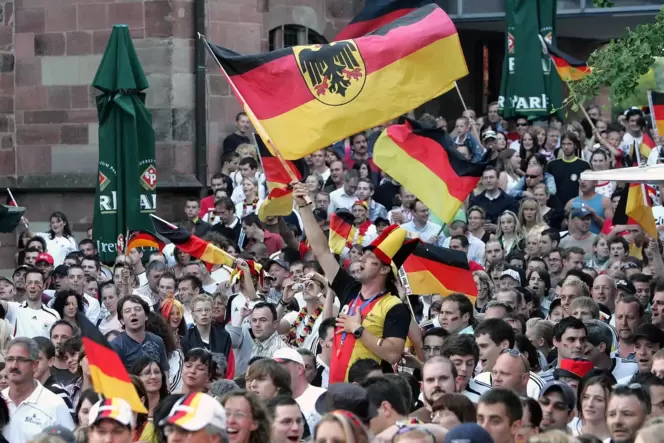 Ein Foto von der EM 2008: Public Viewing in der Vertiefung hiter der Alexanderskirche beim Spiel Deutschland-Türkei.