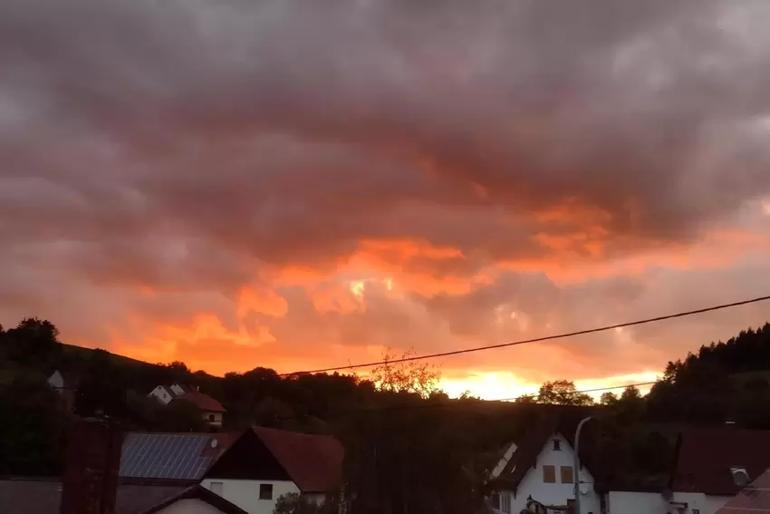 Ein schöner Sonnenuntergang über Henschtal. Das Bild hat Klaus Altherr gemacht.