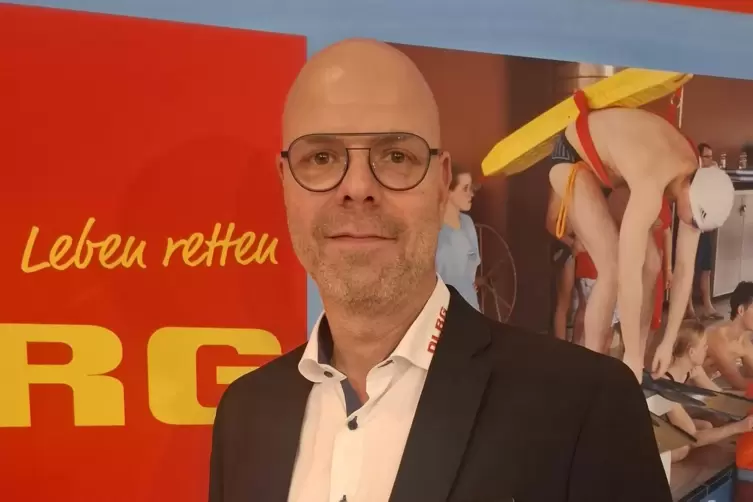 Oliver Nagel, 50, Vorsitzender der DLRG Ludwigshafen-Orggersheim.