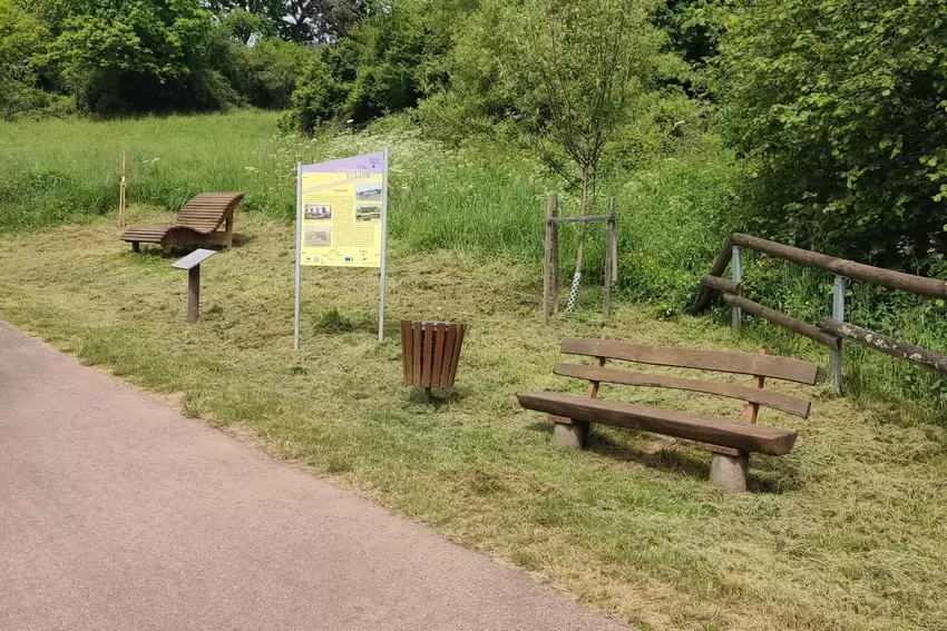 Hier kann man es aushalten: eine gemütliche Ruheinsel am Radweg zwischen Brücken und Ohmbach.