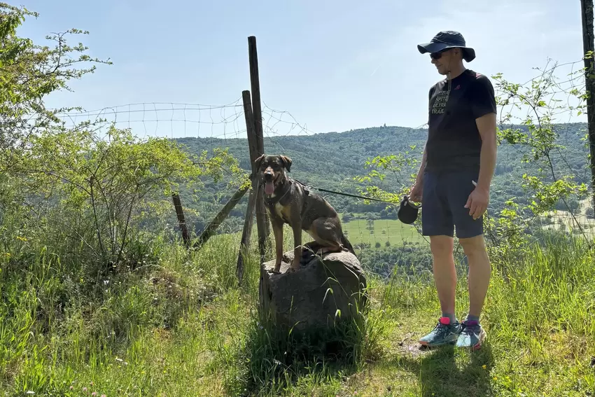 Noch ein Vierbeiner: Hündin Juna beim Spaziergang mit Alice und Bernhard Höft. Im Hintergrund der Potzberg.