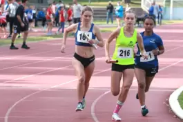 3x800m-Staffel: Antonia Soller führt, links Tanja Hellmann.