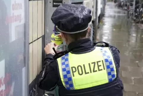 Ende 2021 tauchten in Hamburg Aufkleber mit dem Satz "Andy, Du bist so ein Pimmel" auf, die sich gegen den damaligen Innensenato Ende 2021 tauchten in Hamburg Aufkleber mit dem Satz "Andy, Du bist so ein Pimmel" auf, die sich gegen den damaligen Innensenato