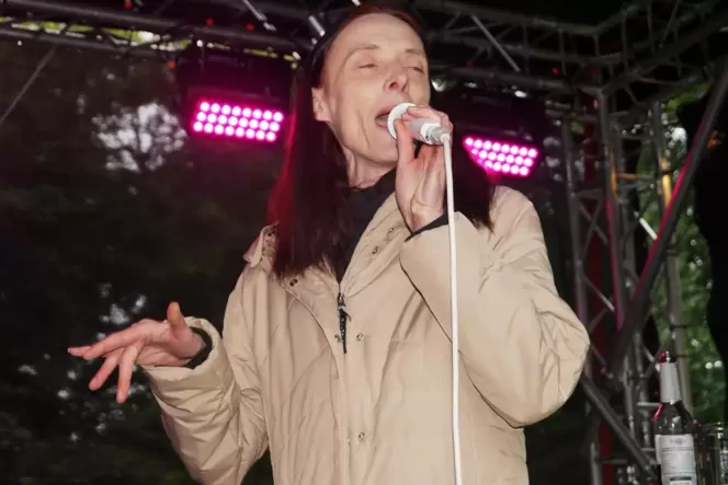 Steffi Empel (Von Jan-Luca Ernst und Band) wurde als Gastsängerin spontan auf die Bühne gebeten,