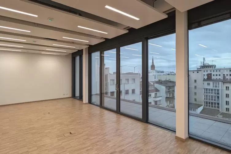  Bild eines &ndash; noch unm&ouml;blierten &ndash; Seminarraums mit seiner Fensterfront. 