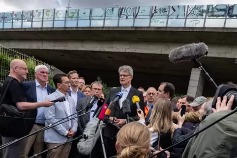 Bundesverkehrsminister Schnieder besucht Bonner Nordbrücke