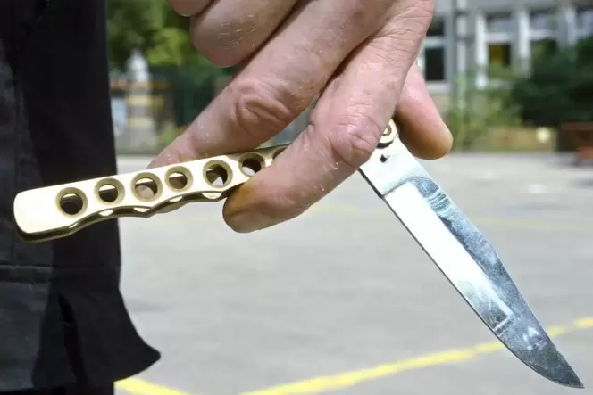 Der Täter bedrohte sein Opfer mit einem Messer.