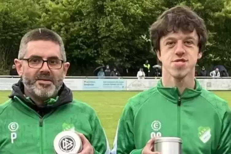 Paulo Braga und Tim Menke mit dem Ehrenamtspreis. 