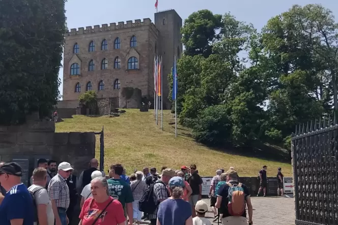 Eine 100-köpfige Gruppe des Partnerschaftstreffens Belerf machten sich auf zum Hambacher Schloss.