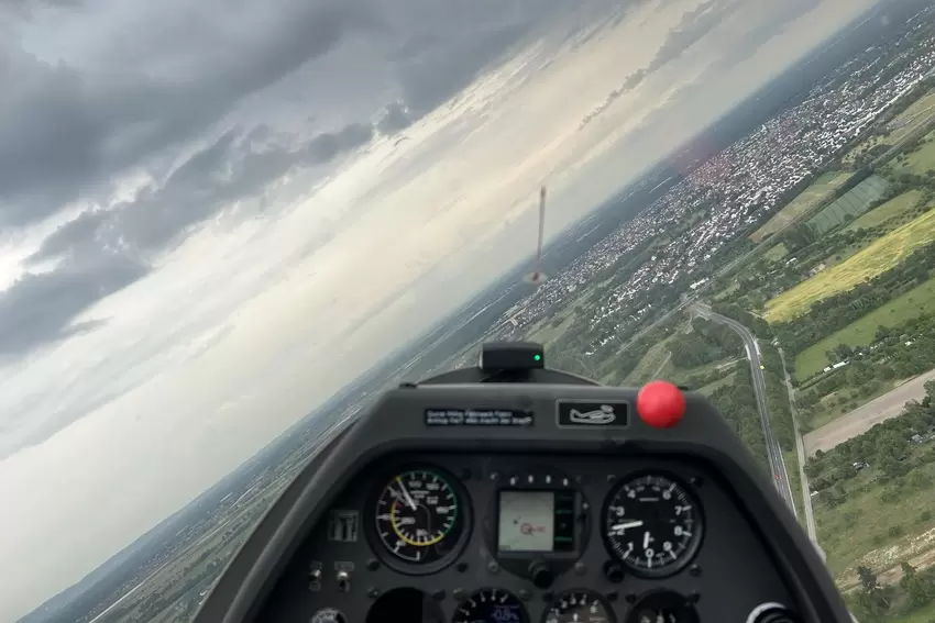 Im Cockpit des Segelflugzeugs. Wenn es sich schief legt, wirken starke Kräfte auf den Körper.
