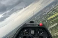 Im Cockpit des Segelflugzeugs. Wenn es sich schief legt, wirken starke Kräfte auf den Körper.