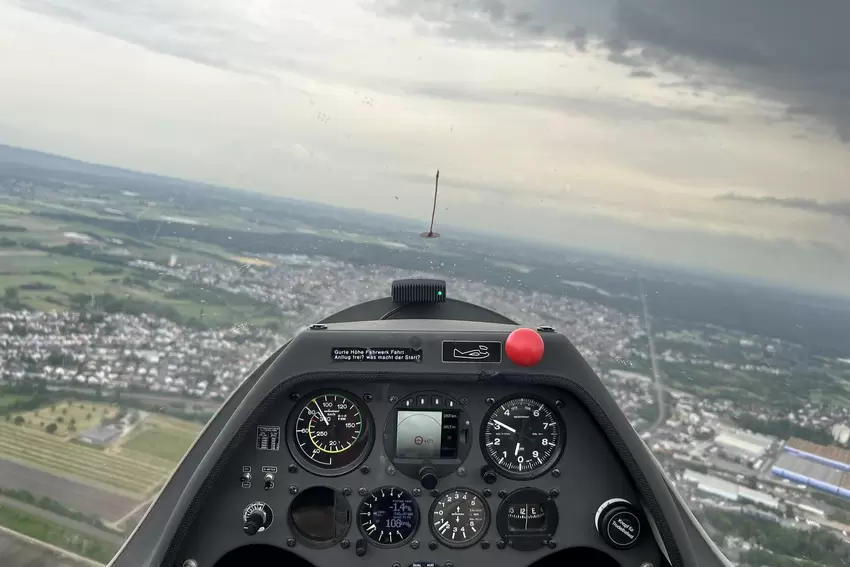 Alle wichtigen Flugdaten findet man auf den Anzeigen am Armaturenbrett.