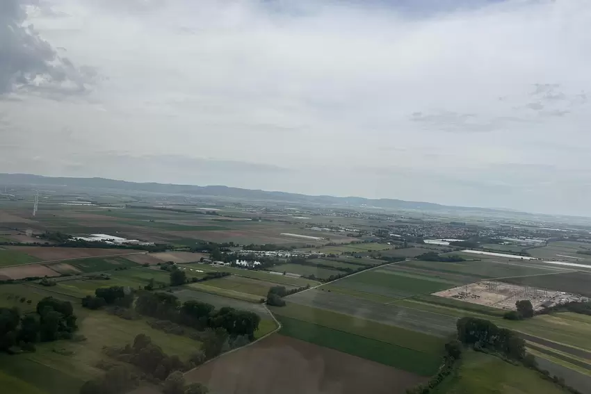 Die Pfalz von oben: Rechts unten im Bild sieht man die Baustelle des neuen Umspannwerks von Amprion. Wegen der Nähe zum Flugplat