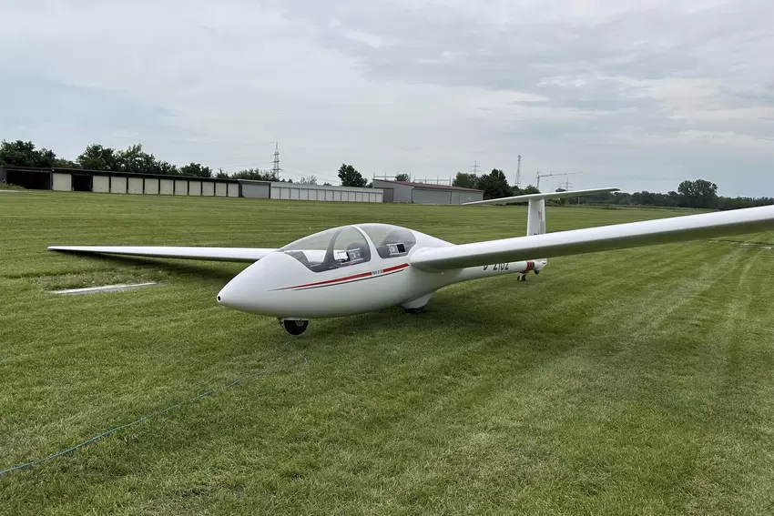 Wieder am Boden angekommen. Bei dem Segelflugzeug handelt es sich um einen Zweisitzer zum Fliegen lernen. Gesteuert werden kann