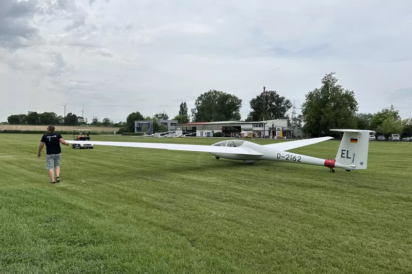 Nach dem Flug wird das Segelflugzeug wieder zurück gebracht, damit es wieder starten kann. An guten Tagen gibt es auf dem Flugpl