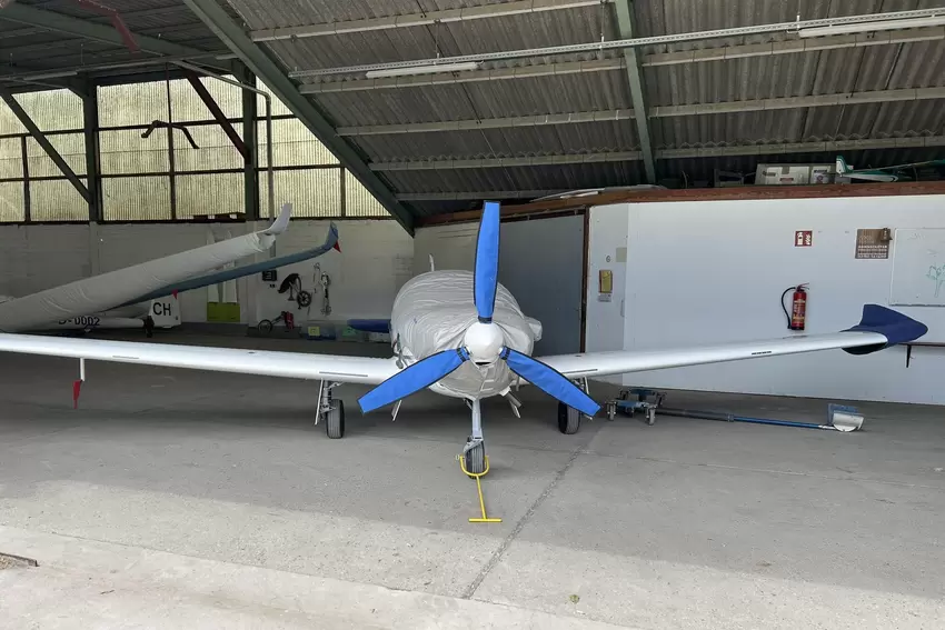 In der Garage stehen auch Motorflugzeuge, mit denen man die Segler in die Luft ziehen kann.