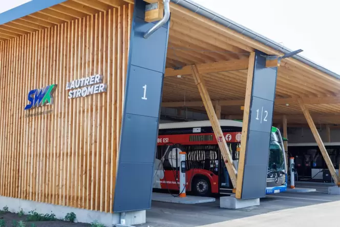 Für die E-Busse haben die SWK-Verkehrsbetriebe eine Halle errichtet, in denen die Fahrzeuge geladen werden.