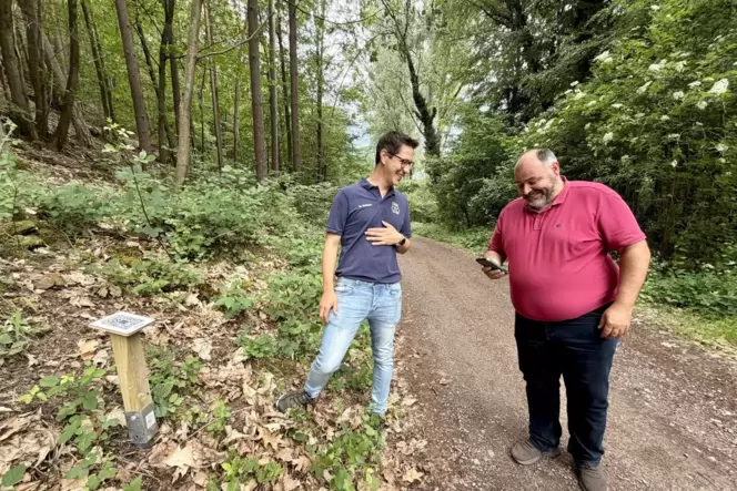 SDW-Landesgeschäftsführer Nikolai Kalinke (links) und der zuständige Kirchheimer Beigeordnete Axel Bona testen das Pilotprojekt.