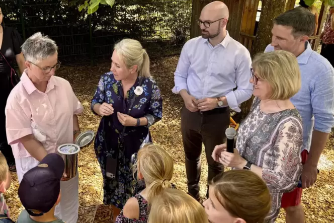 Kita-Leiterin Sylvia Ripperger (links) präsentierte Landrätin Susanne Ganster die Zeitkapsel. Die Kinder haben darin Steckbriefe