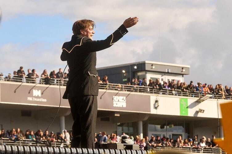 Pelle Almqvist von der schwedischen Band The Hives dirgiert das Publikum am Ring. 