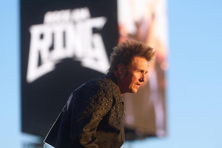 S&auml;nger Jacoby Shaddix z&uuml;ndete mit Papa Roach den Ring an. 