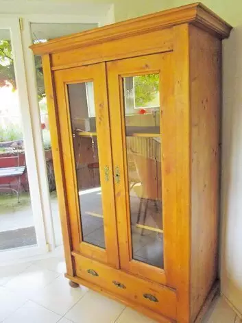 11254697_10_1 in Weichholz mit Schublade in gutem Zustand für 280€ zu verkaufen.1,10 x 0,52 x 1,75m.