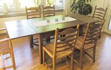 mit 6 Stühlen. Tischplatte 90x125 cm, ausziehbar bis 213 cm. Sitzfläche der Stühle aus Binsengeflecht. Sehr stabil. Abholung in
