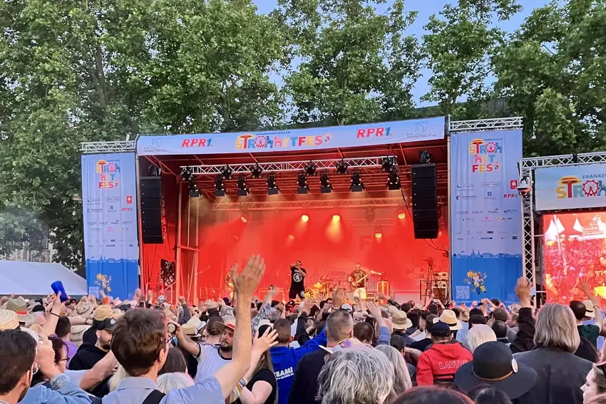 »Frankenthal, zeigt eure Hände«: Fine R.I.P. beim Strohhutfest.