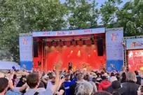 »Frankenthal, zeigt eure Hände«: Fine R.I.P. beim Strohhutfest.